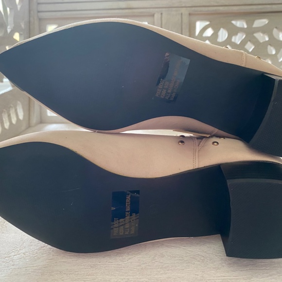 NEW! SEVEN7 PIXIE WOMENS BOOTS CHELSEA WESTERN STYLE STUDS IVORY CREAM SUEDE 9 - Picture 2 of 11